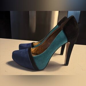 BCBGeneration size 9M Teal Blue, light bluebUltra suede Color block Pumps